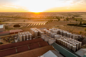 Vista aérea de la Bodega Soledad en Castilla-La Mancha al atardecer