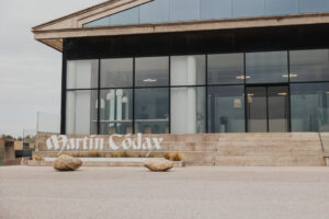Fachada moderna de Bodegas Martín Códax en Cambados