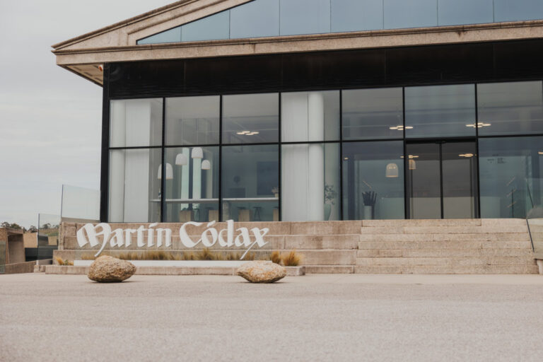 Fachada moderna de Bodegas Martín Códax en Cambados