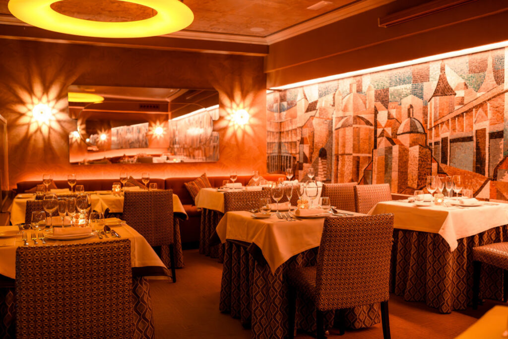 Interior del Café de la Ópera en Madrid con mesas y decoración elegante
