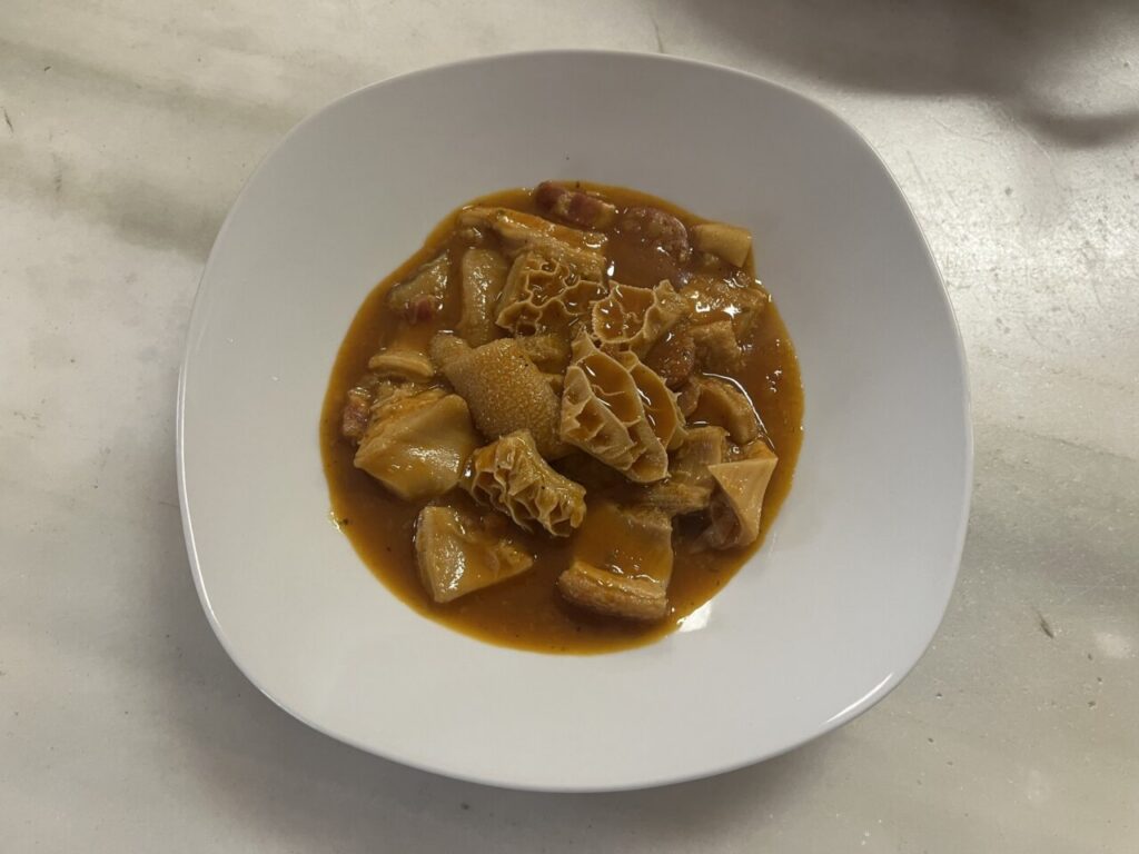 Plato de callos servidos en un bol blanco