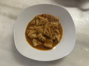 Plato de callos servidos en un bol blanco