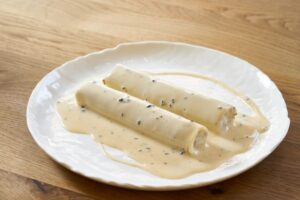 Plato de canelones con crema de trufa en Casa de Comidas