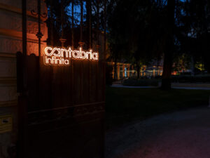 Cartel iluminado de Cantabria Infinita en la noche