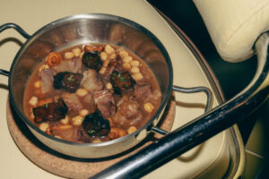 Plato de carrillera con tendones de vaca estofados y garbanzos.