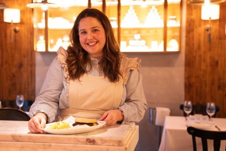 Marta Jiménez presenta El Dominguito en Casa Orellana con un mollete.