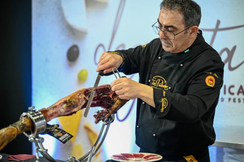 Cortador de jamón en acción durante CharcutExpo 2026 en Madrid