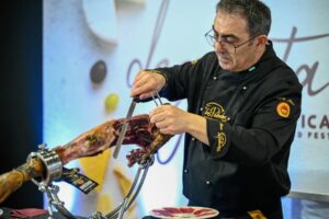 Cortador de jamón en acción durante CharcutExpo 2026 en Madrid