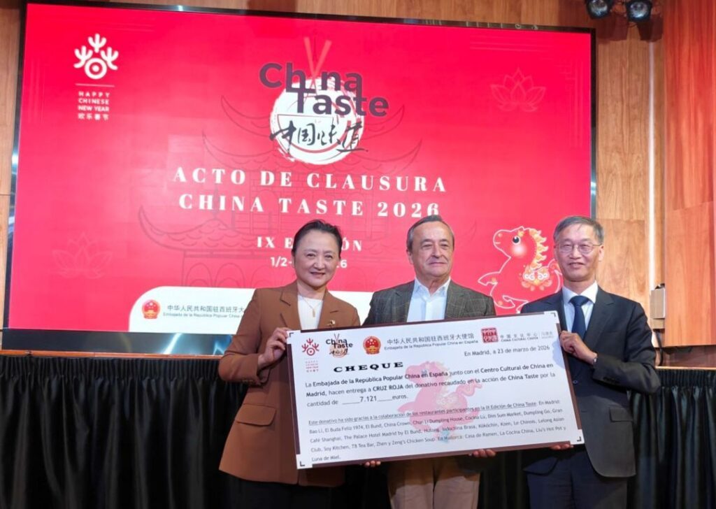 Entrega de cheque solidario en la clausura de China Taste 2026