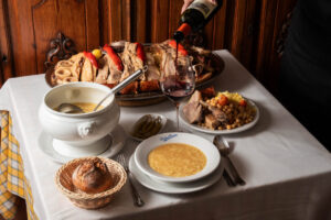 Plato de cocido madrileño servido en La Gran Tasca con sopa y carne