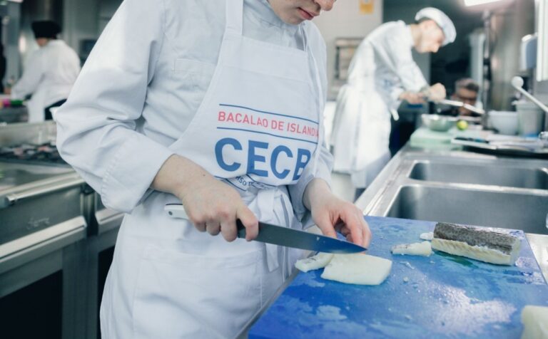 Estudiante cortando bacalao en una escuela de cocina