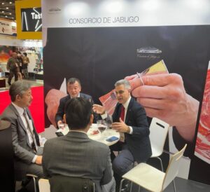 Reunión del Consorcio de Jabugo en Foodex Japón con representantes del sector.