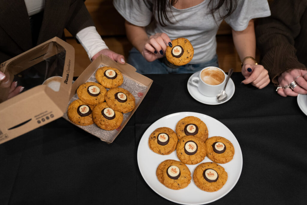 Cookies artesanas de chocolate Trapa en una mesa con café