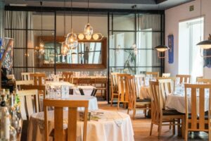 Interior del restaurante Sagardi con mesas y decoración elegante
