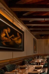 Interior del Café de la Ópera en Madrid con arte en las paredes