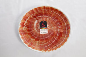 Plato con lonchas de jamón curado del Consorcio Serrano