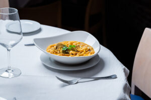 Plato de fabes con almejas servido en un restaurante