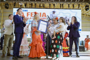 La alcaldesa de Miami-Dade en la Feria de Sevilla de Miami con un grupo de personas