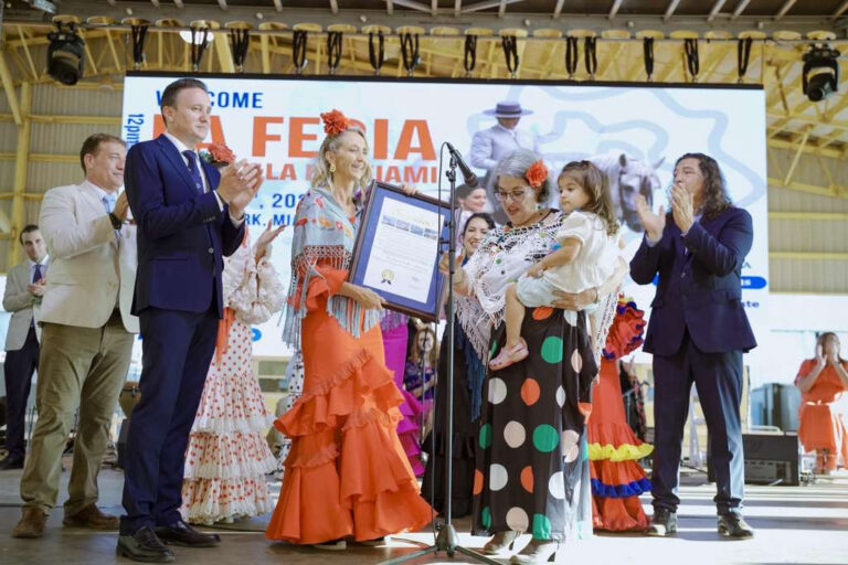 La alcaldesa de Miami-Dade en la Feria de Sevilla de Miami con un grupo de personas