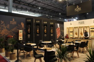 Stand de Fisan en la Feria Alimentaria Barcelona 2026 con jamones ibéricos