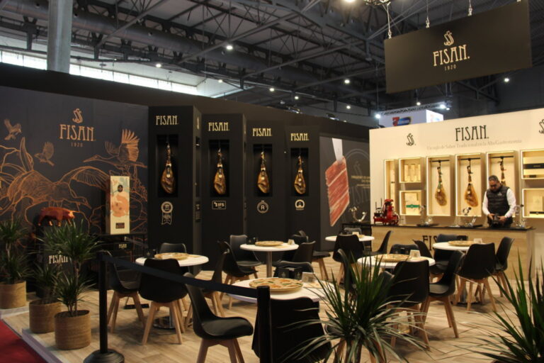 Stand de Fisan en la Feria Alimentaria Barcelona 2026 con jamones ibéricos