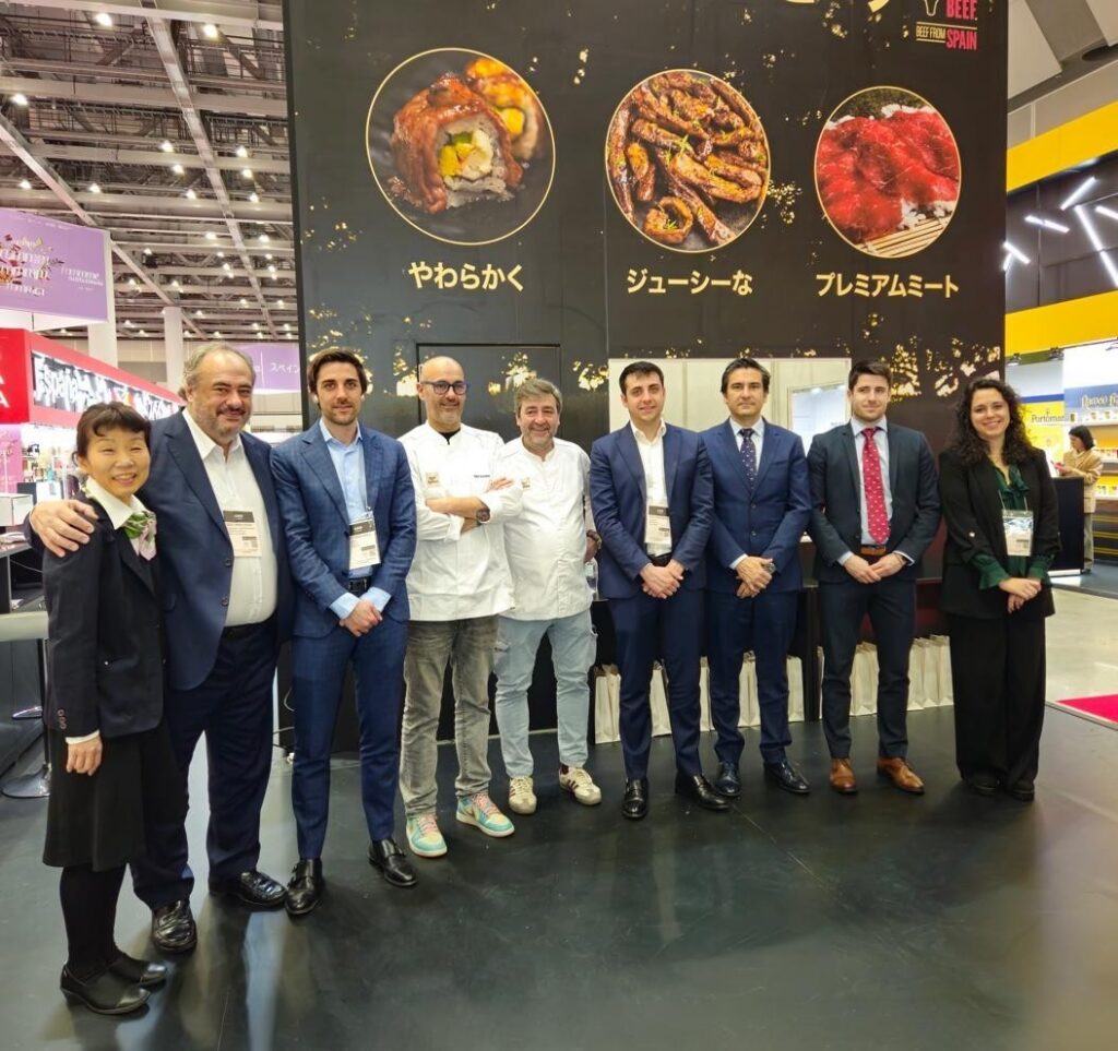 Grupo de profesionales en el stand de España en Foodex Japan 2026