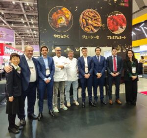 Grupo de profesionales en el stand de España en Foodex Japan 2026