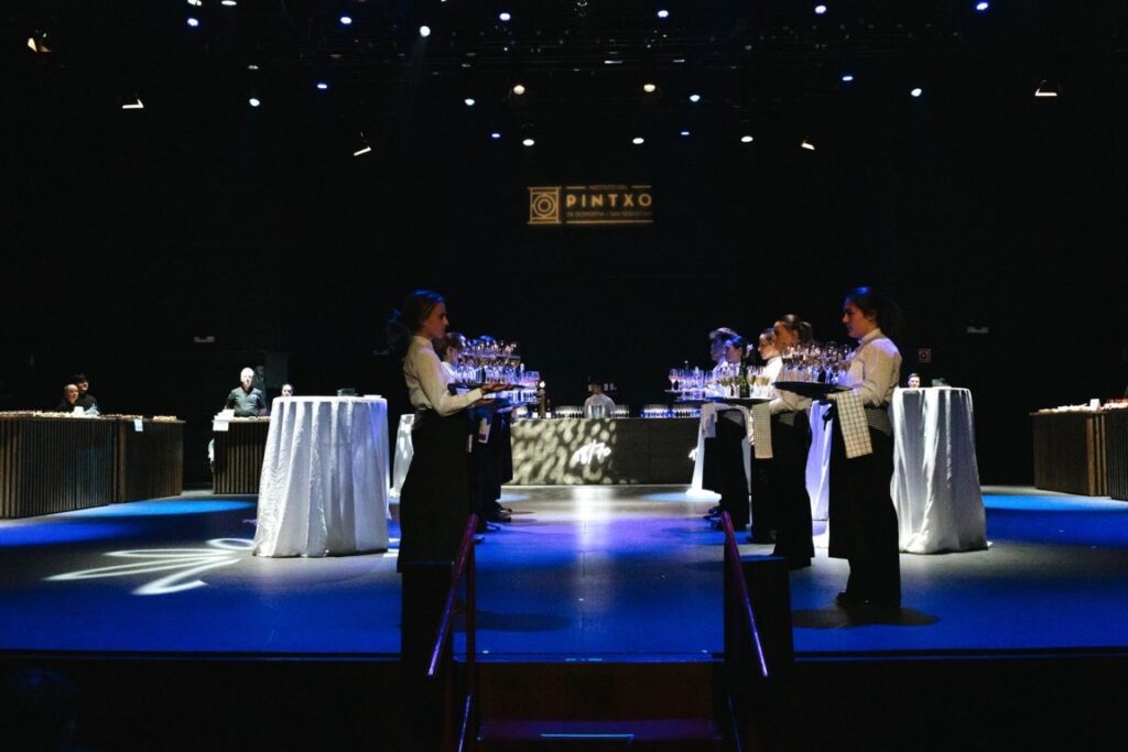 Evento de gala con camareras sirviendo en el Teatro Victoria Eugenia