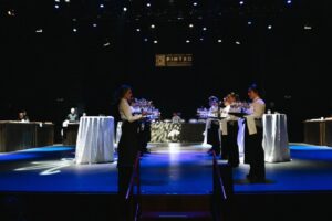 Evento de gala con camareras sirviendo en el Teatro Victoria Eugenia