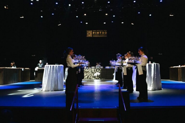 Evento de gala con camareras sirviendo en el Teatro Victoria Eugenia