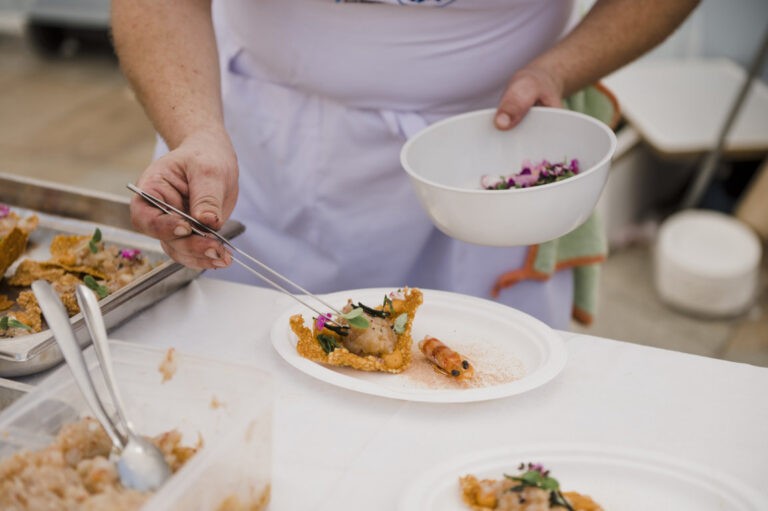 Chef preparando un plato con langostino en el festival Gastrollagostí en Vinaròs