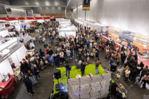 Vista aérea de la feria Gustoko 2026 con visitantes disfrutando de productos locales