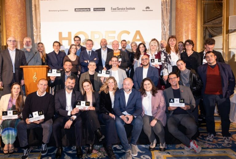 Grupo de ganadores en los Horeca Awards 2026 con trofeos
