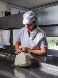 Mujer en cocina preparando un producto lácteo en Baleares