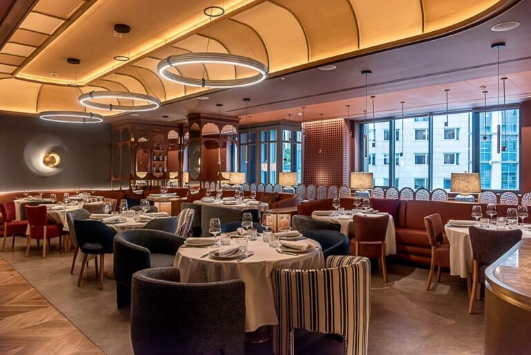 Interior del restaurante Aleteo en Madrid con mesas y decoración elegante