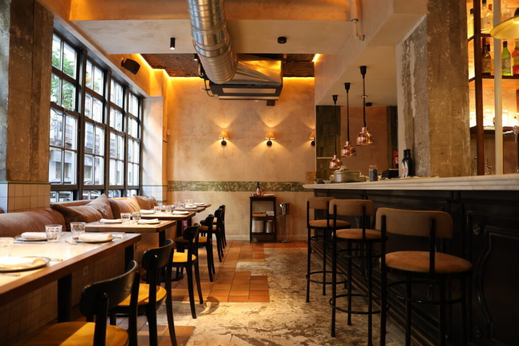 Interior del restaurante Manifesto 13 con mesas y sillas elegantes