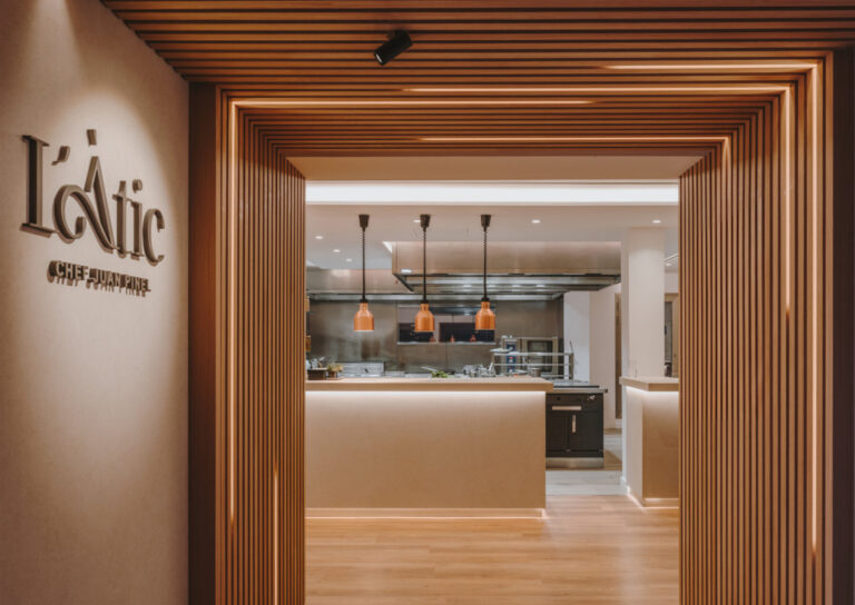 Entrada del restaurante L'Àtic con diseño moderno y acogedor
