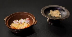 Plato de cocina japonesa en Kabuki Madrid con ingredientes frescos y presentación elegante.