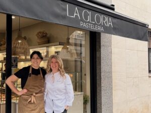 Bárbara Pereira y Natalia Menéndez frente a La Gloria pastelería