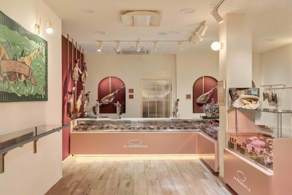 Interior de La Prudencia Boutique en Madrid con productos ibéricos