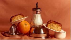 Torrija de brioche con naranja y crema mascarpone en una mesa