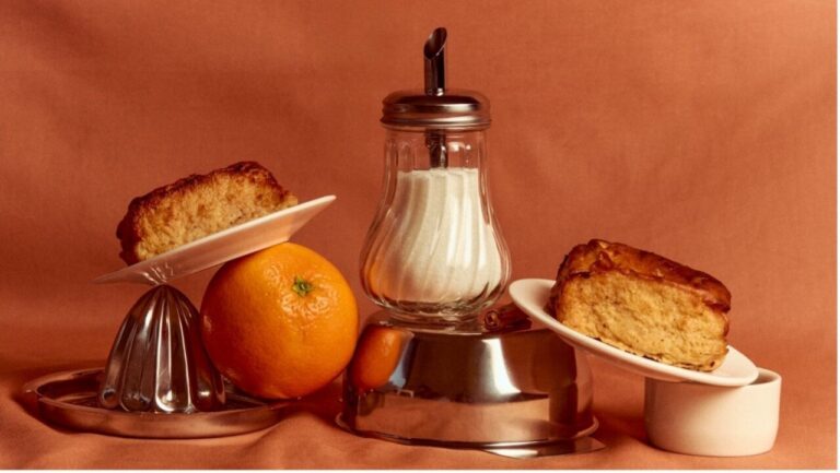 Torrija de brioche con naranja y crema mascarpone en una mesa