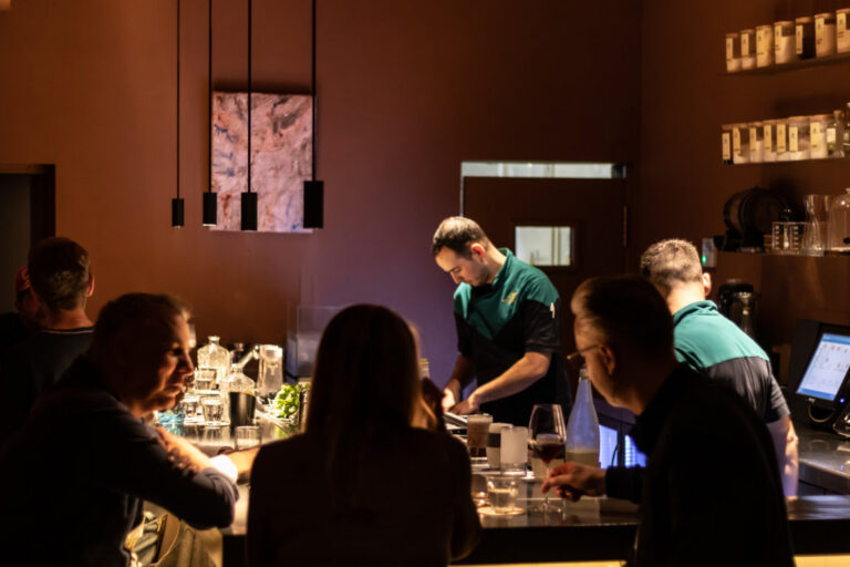 Interior del bar Angelita con bartenders preparando cócteles