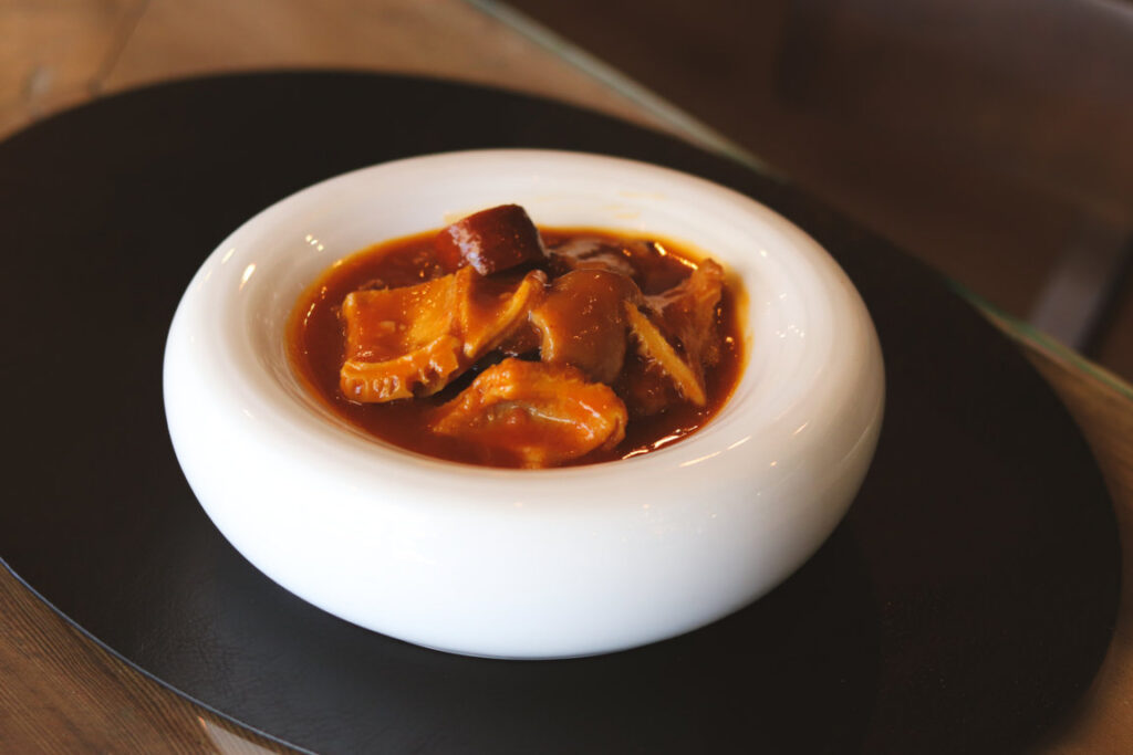 Plato de callos en Cervecería Asgaya con salsa roja