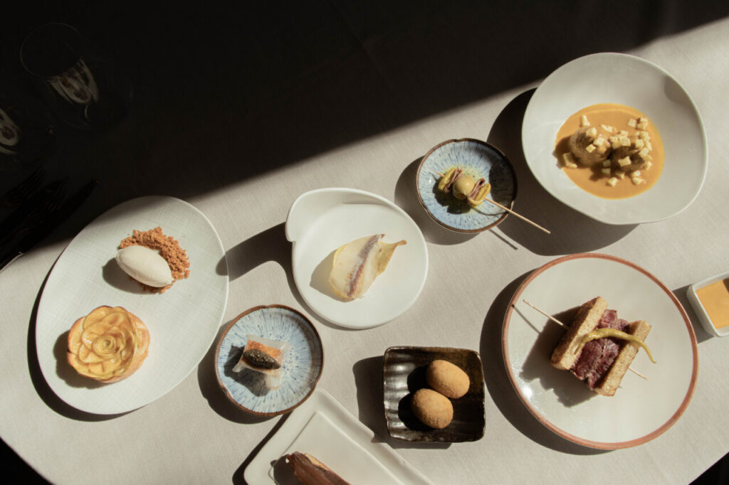 Platos del menú aniversario de Berria con diferentes elaboraciones gourmet.