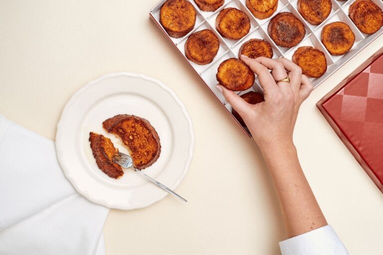 Minitorrijas de Mallorca en una caja con una porción en un plato.