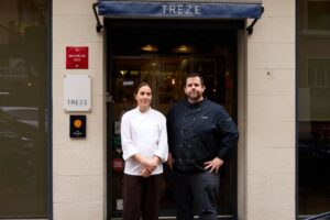 Blanca Herrero y Saúl Sanz frente al restaurante Treze en Madrid