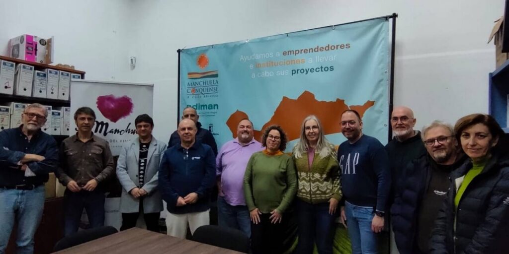 Grupo de personas en la constitución de Asoturcuenca en Cuenca