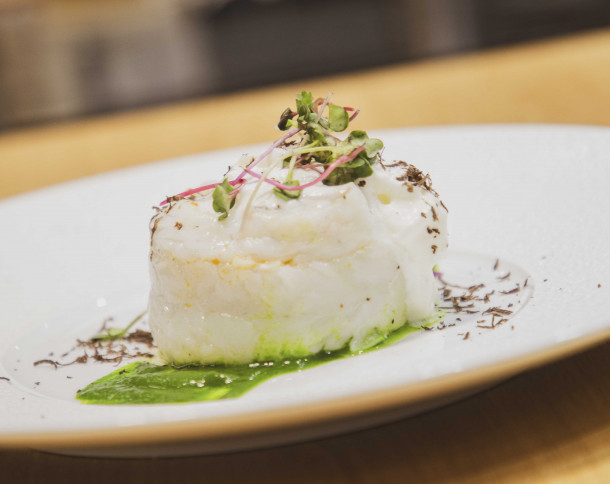 Plato gourmet de mariscos presentado en el Salón Gourmets de Noruega