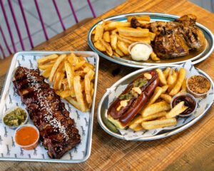 Costillar a la brasa, hot dog y pollo con patatas fritas